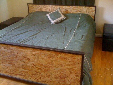Кровать, изготовленная из ОСБ