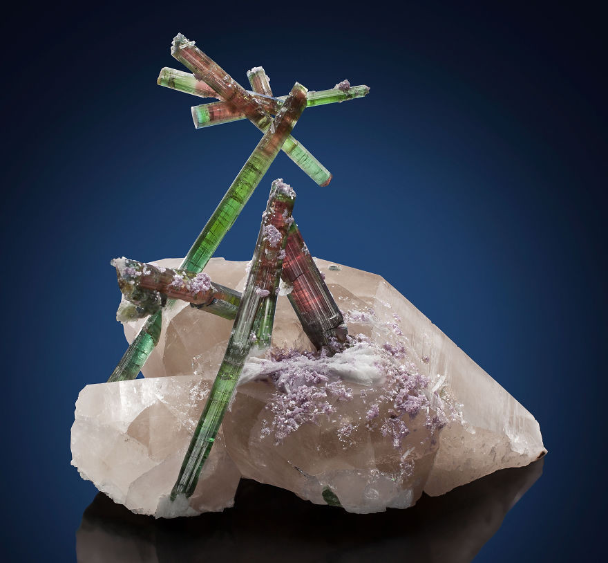 Турмалин на кварце с лепидолитом и клевеландитом камень, красота, минерал