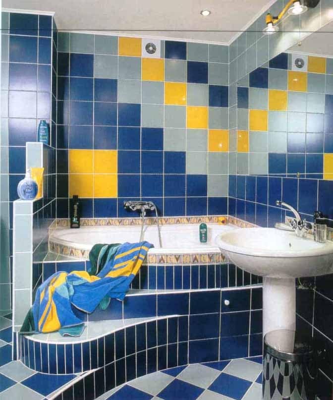 Рисунок из плитки разных цветов для ванной комнаты