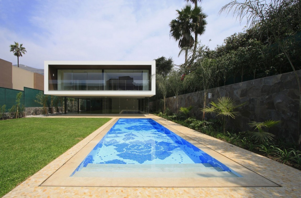 Современный дизайн бассейна в загородном доме - Фото 24