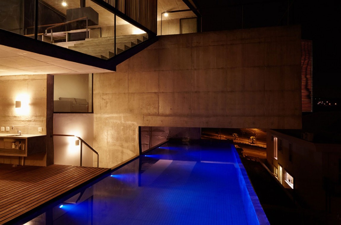Современный дизайн бассейна в загородном доме - Фото 30