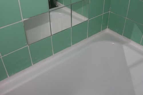 Заделанный стык между ванной и стеной