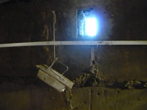 Вентиляционное окно в цокольном этаже подвала