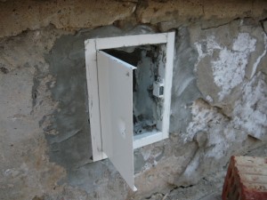 Дверца в вентиляционное окно подвала