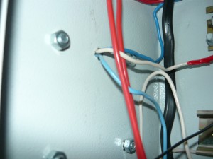 Монтаж фазного провода через отверстие