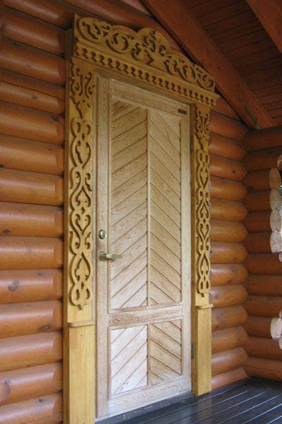 резной деревянный наличник на двери