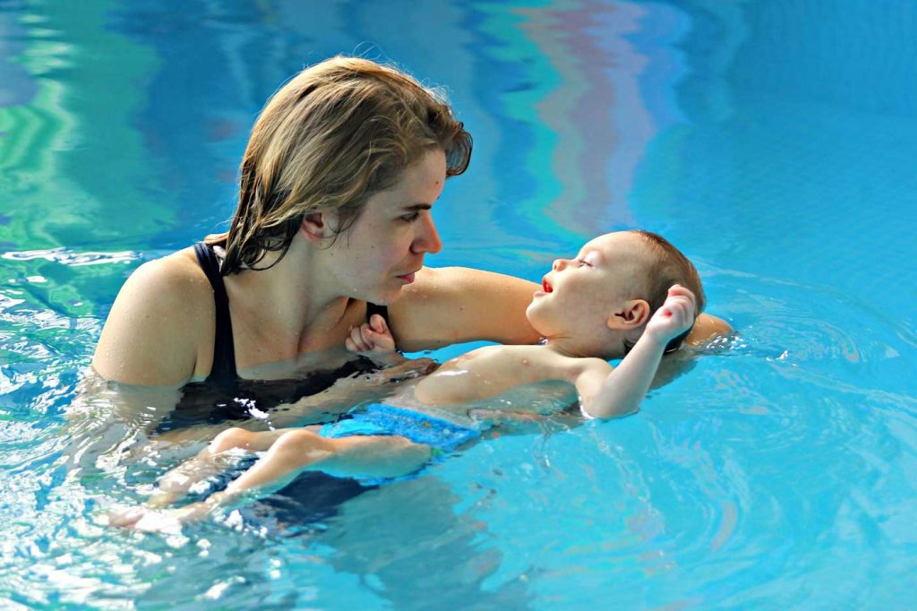 мама с грудным ребенком в бассейне