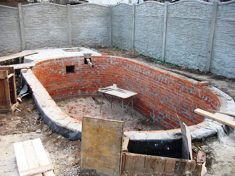 Основные строительные работы по возведению ванны бассейна закончены