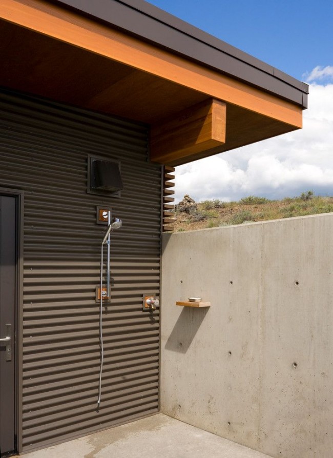 Летний душ относится к хозяйственным сооружениям, необходимым для комфортного времяпровождения на загородном участке