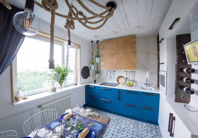 Кухня в стиле фьюжн с белым радиатором под окном