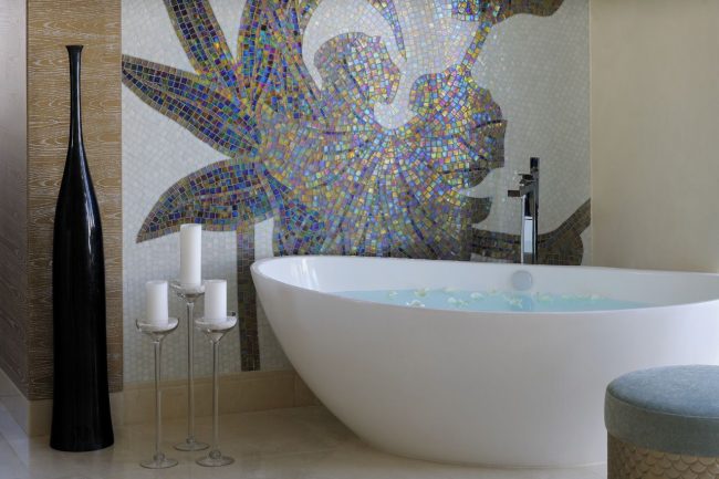 Мозаичное панно на одной из стен ванной
