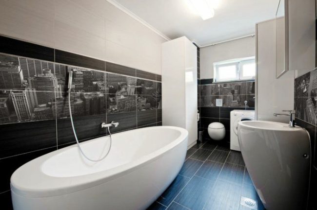 Фотопанно из плитки в черно-белом цвете для ванной комнаты