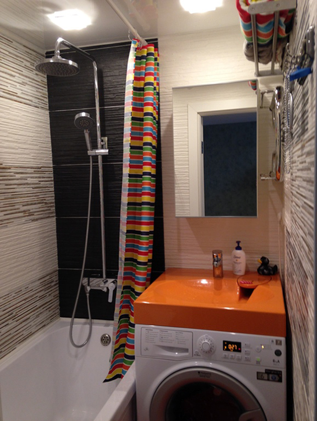 Яркая раковина, выступающая как декоративный элемент ванной комнаты