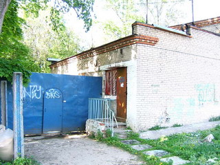 Здание, в котором располагается клуб закаливания и зимнего плавания "Оптимист" (Подольск Московской области, фото май 2008 г.)