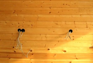  Будущие розетки в деревянной стене