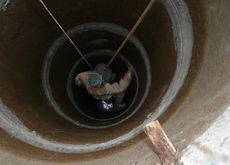Нанесение гидроизоляции изнутри бетонных колец