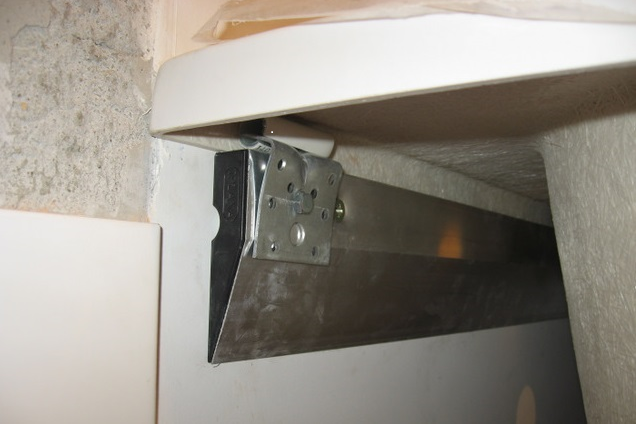 Зафиксировать конструкцию акриловой ванны можно с помощью крепления к стене