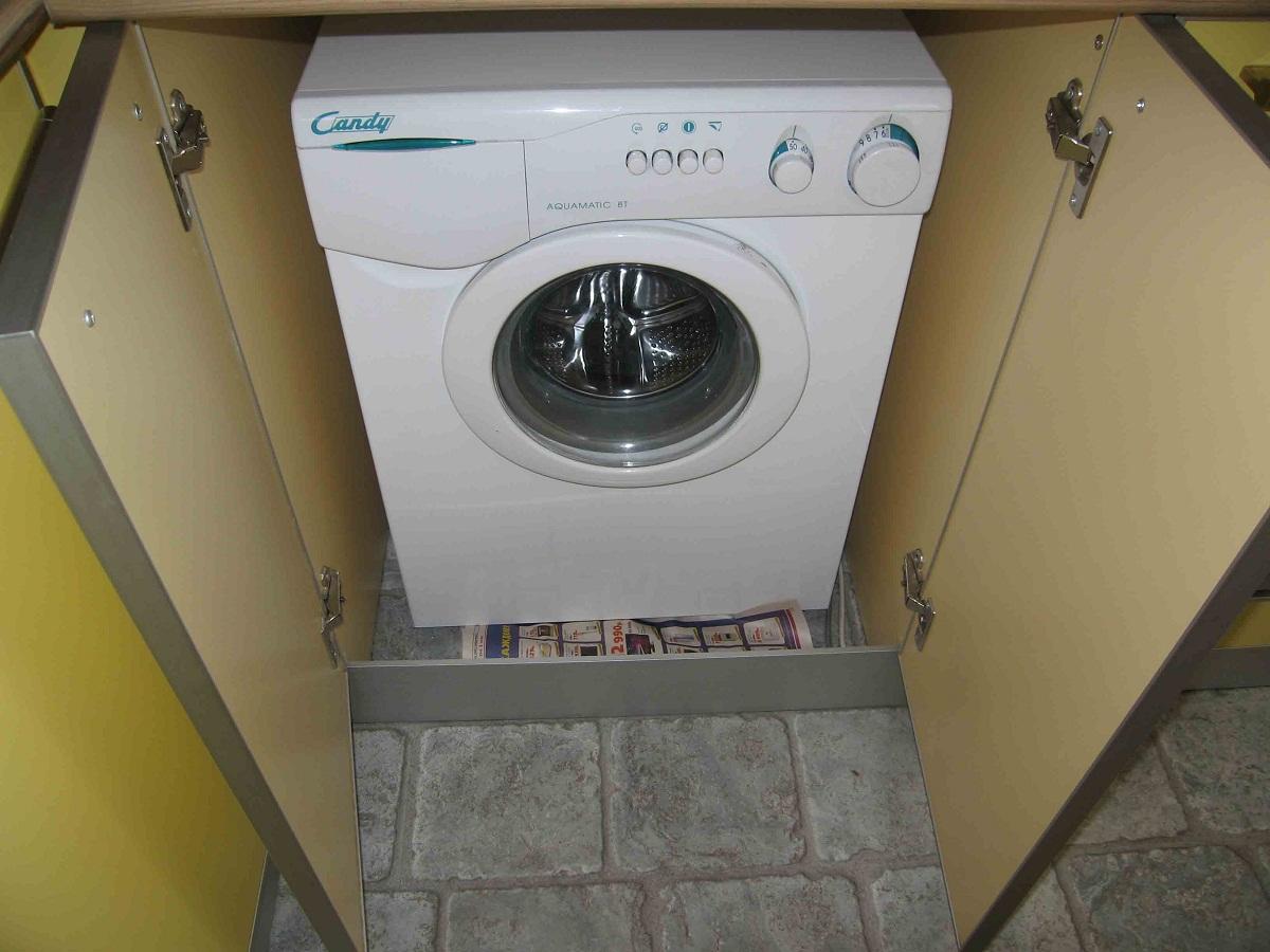 Спрятать стиральную машину на кухне можно в тумбочку 