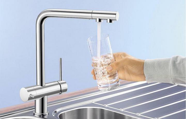 Дополнительно в комбинированный или простой смеситель может быть введен отлив для питьевой воды, фильтрующейся через специальный картридж, установленный на кухню