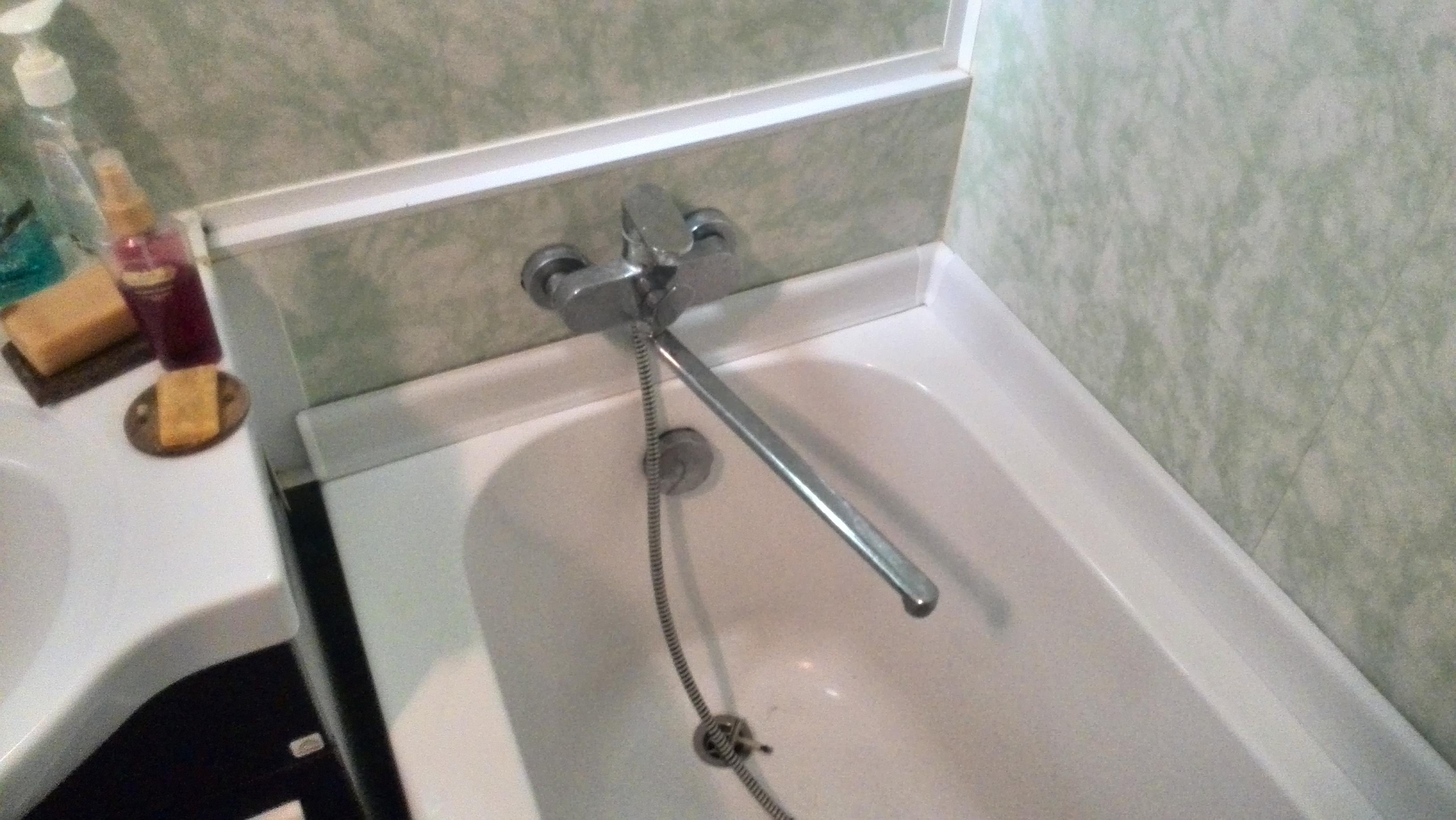 Заделать стык между ванной и стеной можно с помощью герметика или замазки