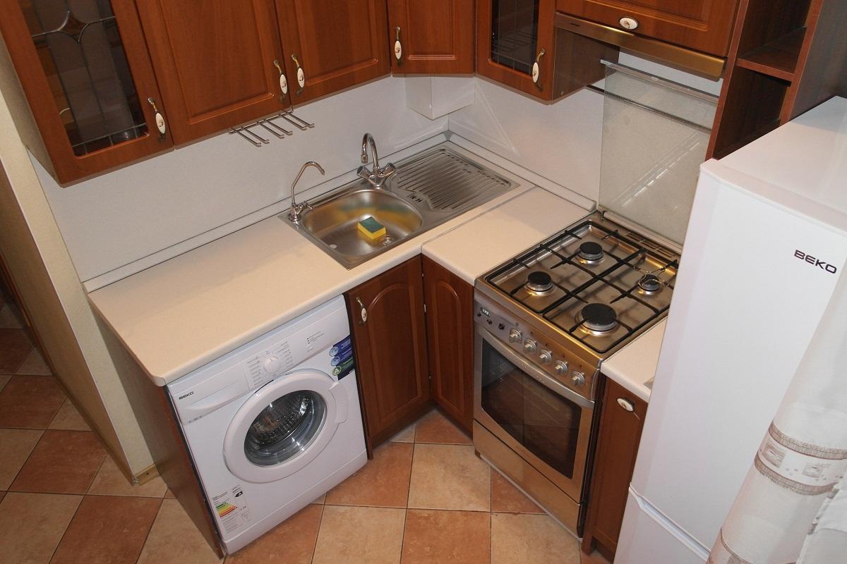 При выборе стиральной машины на кухне стоит учитывать дизайн, стиль и размеры помещения 