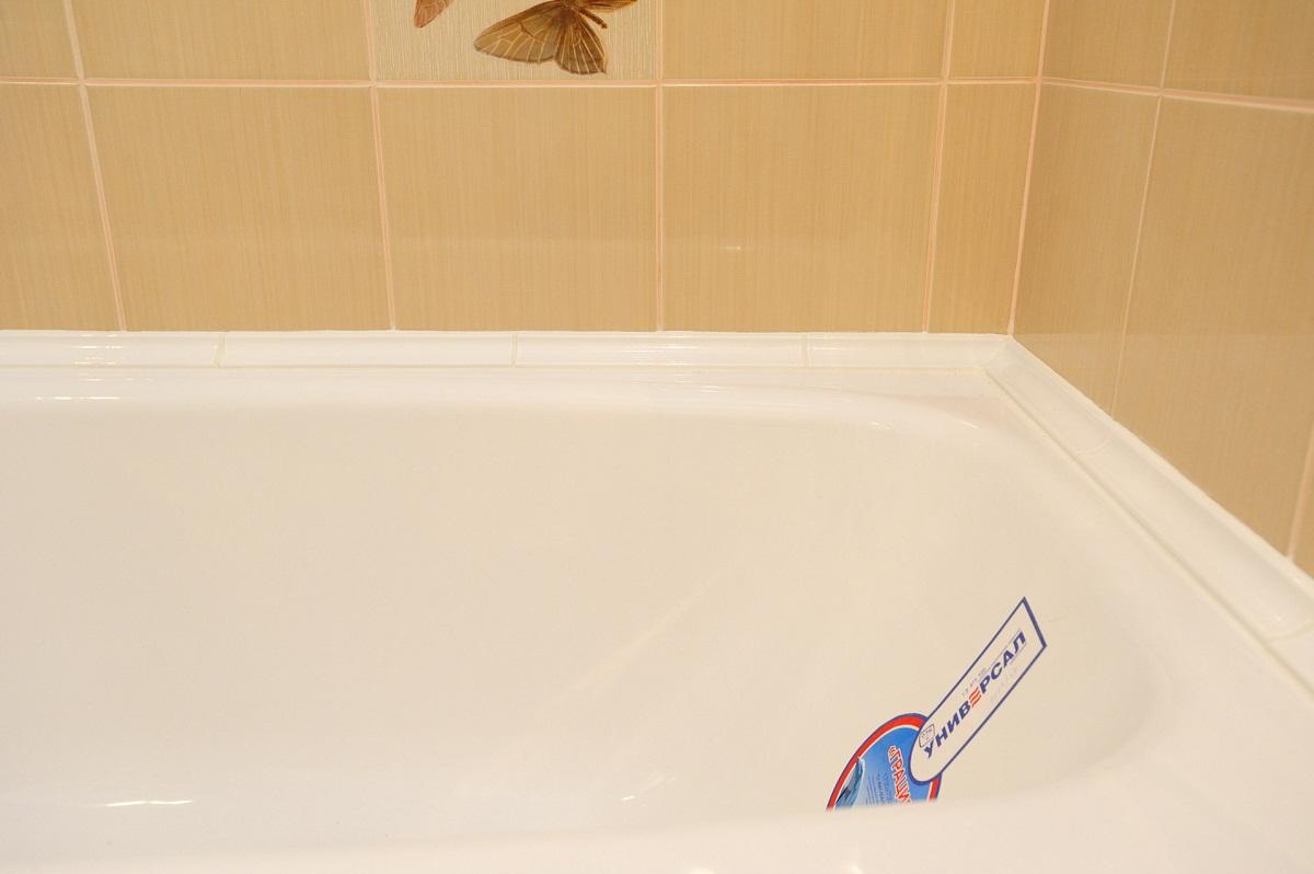 Устанавливать плинтус на ванну можно с помощью жидких гвоздей 