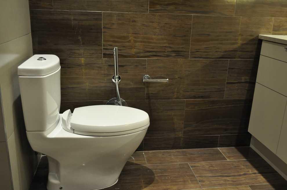 Для ванной комнаты маленького размера лучше выбирать практичный гигиенический душ вместе лейки для биде