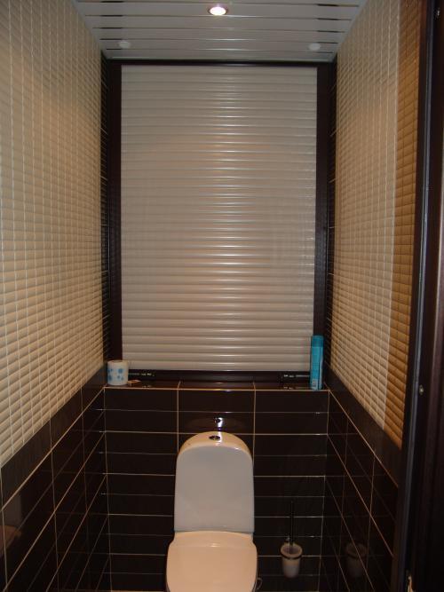Закрыть трубы в туалете можно красиво, дополняя интерьер ванной комнаты 