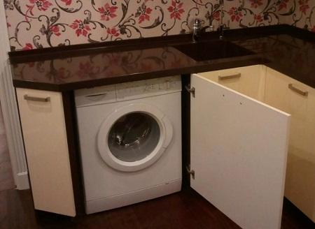 Очень часто стиральную машину размещают не в ванной комнате, а на кухне 