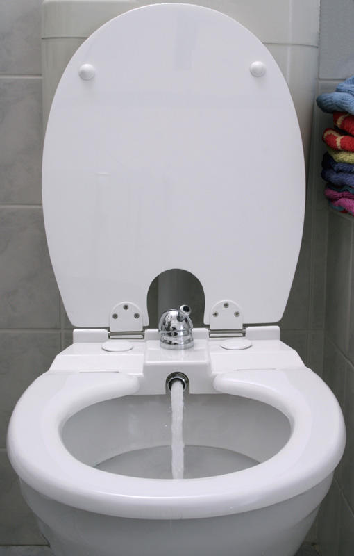 Поддержка личной гигиены и экономия места в туалете – основные преимущества биде в виде крышек, приставок и насадок