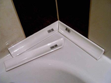 Пластиковые уголки предназначены для скрытия зазора между ванной и плиткой 