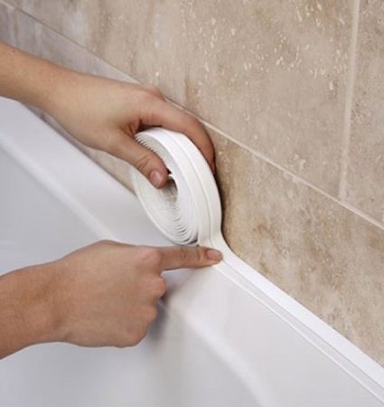 Швы между стеной и ванной должны быть обязательно заклеены 
