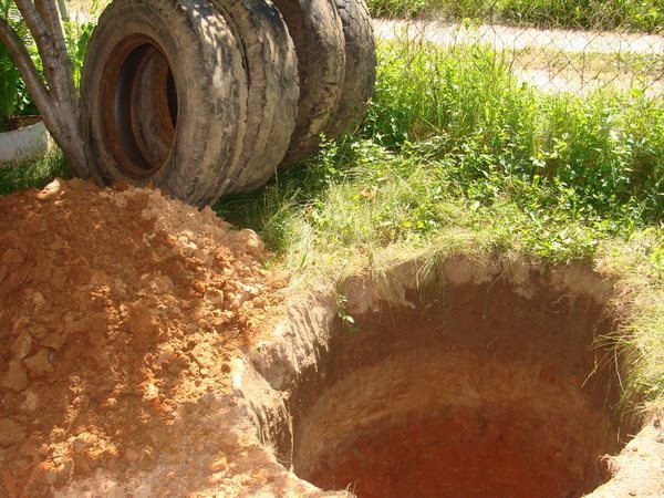 как сделать сливную яму из покрышек