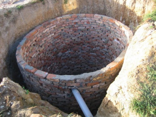 Фото: круглая выгребная яма из кирпича