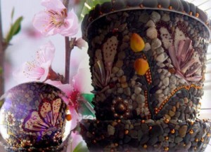 украшение горшка ракушками, камнями и керамикой