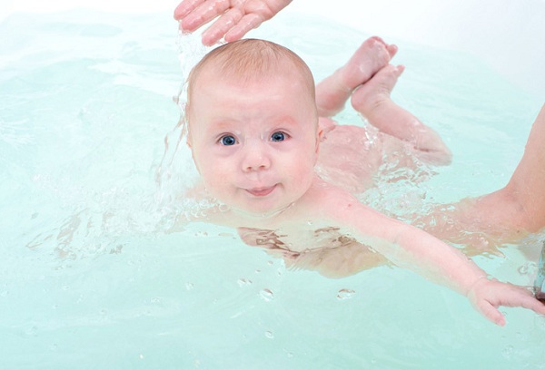 плавающий ребенок в ванной