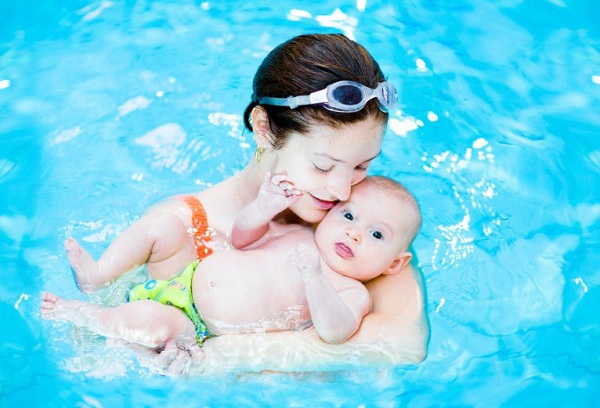 мама с новорожденным в бассейне