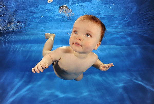 ребенок в бассейне