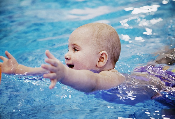 ребенок плавает в бассейне