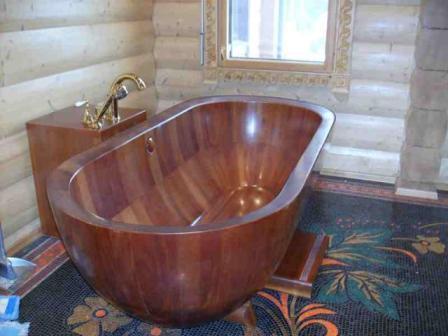 Ухаживать за деревянной ванной намного сложнее, чем за эмалированной или акриловой