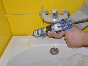 Описание способа заделки щелей между ванной и стеной санитарным силиконом