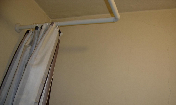 Что представляет собой угловая штанга для шторы в ванную