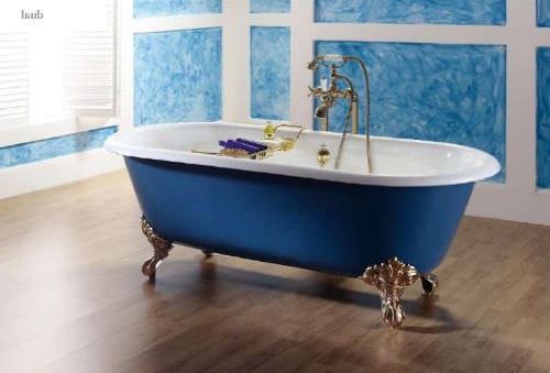 Синяя чугунная ванна