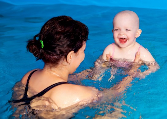 учим малыша плавать