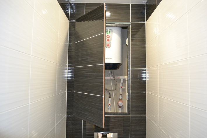 Дизайн маленького туалета с подвесным унитазом и бойлером в светлых тонах