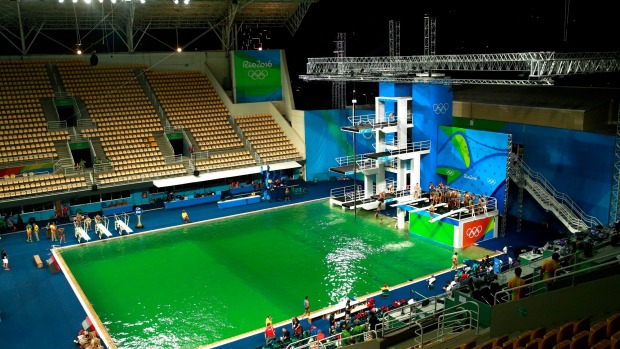 Почему олимпийский бассейн позеленел? 