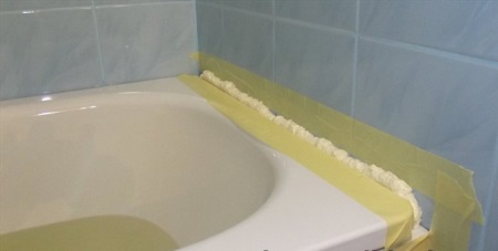 Как закрыть щели между ванной и стеной