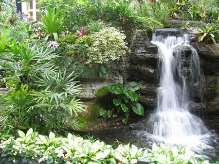 Чтобы сделать свой сад оригинальным и красивым, стоит установить на нем водопад