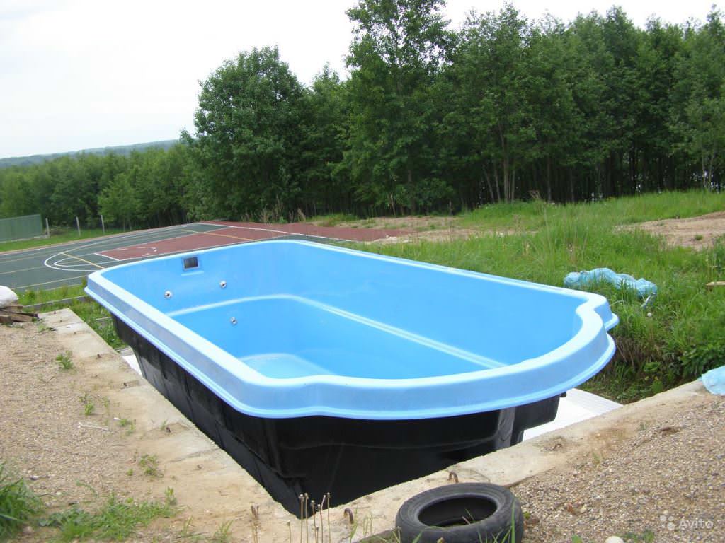 Стеклопластиковый бассейн надежный и долговечный. Выдерживает замерзание воды