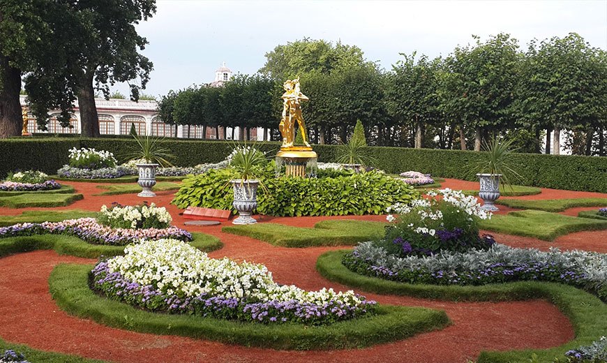 Садовый фонтан в Петергофе
